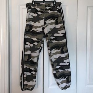 Baggy camo pants